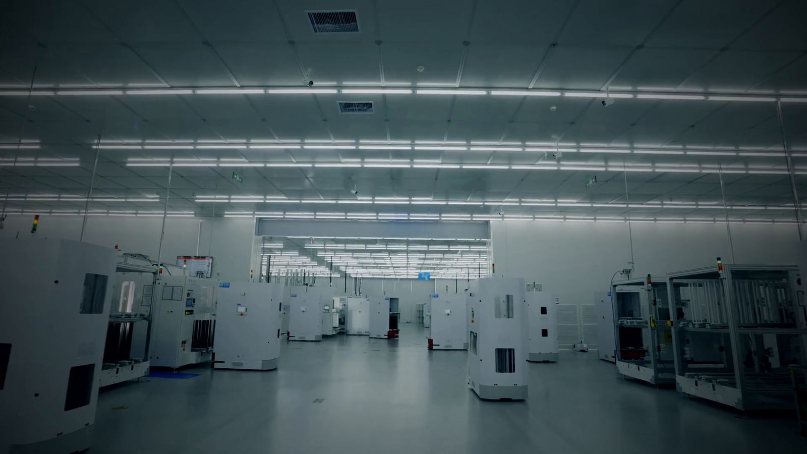 Clean production hall with automated lines