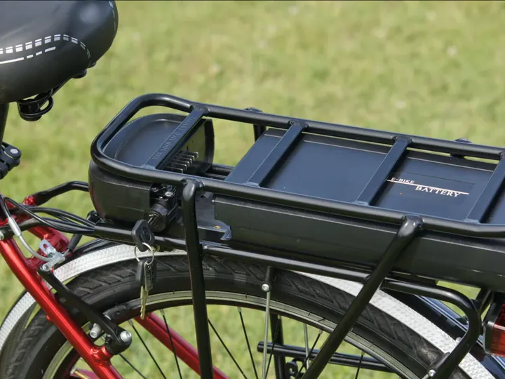Battery pack mounted on an e-bike rear rack